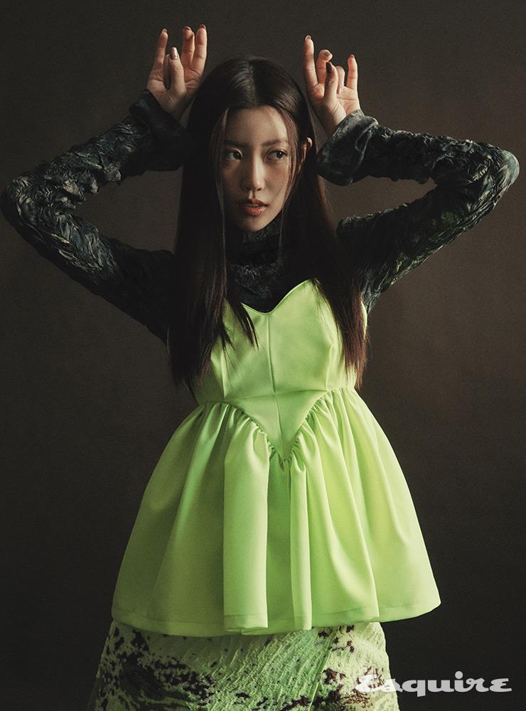 패턴 블라우스 앤아더스토리즈. 네온 그린 슬리브리스 톱, 자카르 스커트 모두 진존잼.