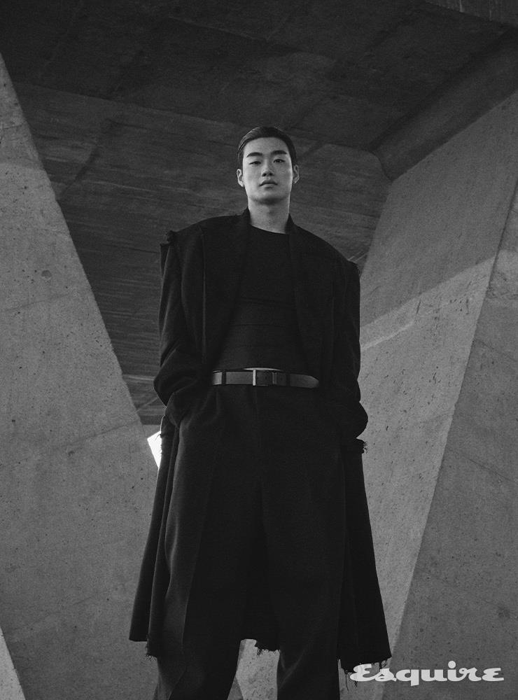 디스트로이드 코트, 슬리브리스 톱, 오버사이즈 팬츠, 벨트 모두 가격 미정 발렌시아가.