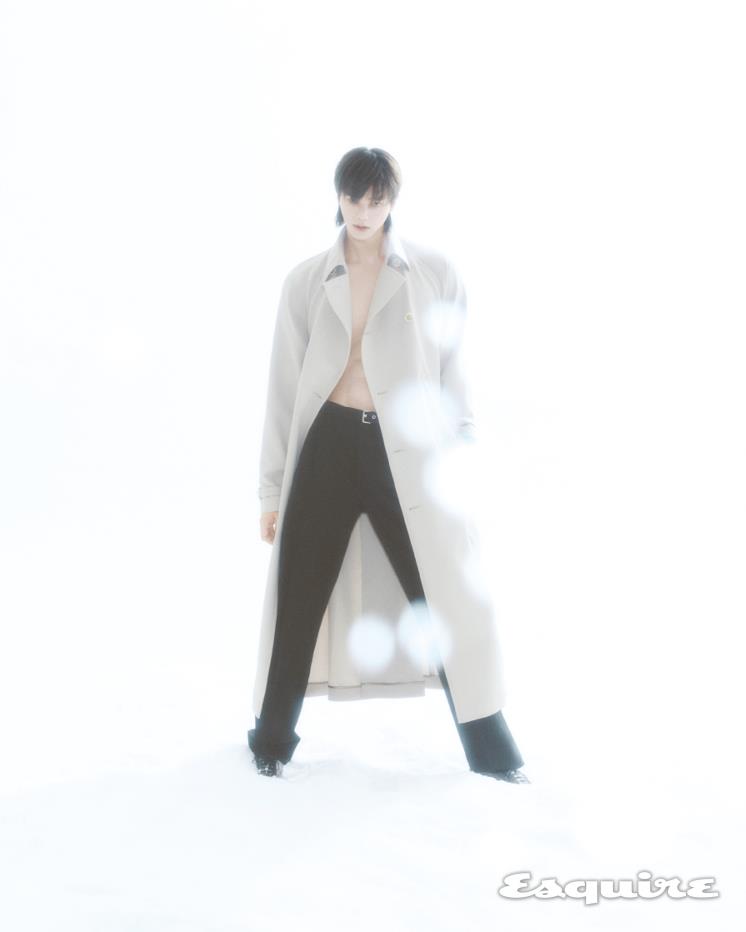 트렌치코트, 울 팬츠, 브러시드 가죽 옥스퍼드 슈즈 모두 가격 미정 프라다.