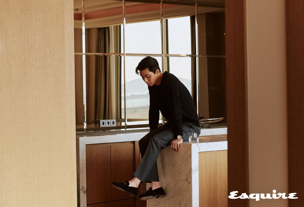 로마자 인덱스와 6시 방향의 날짜 창이 클래식한 ‘스타 레거시 오토매틱 데이트’ 373만원 몽블랑. 니트, 바지 모두 띠어리. 로퍼 까르미나 by 유니페어.