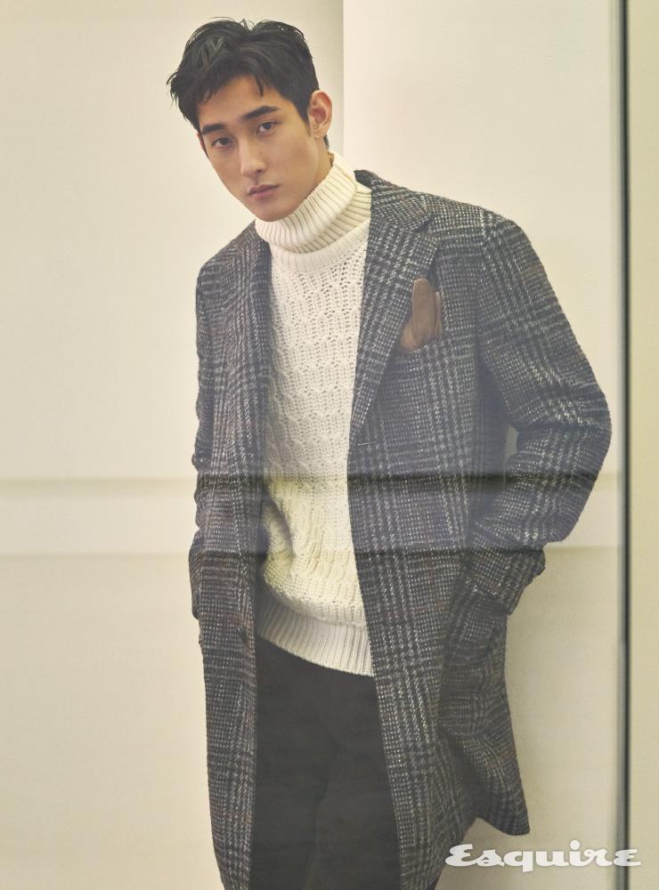 체크 코트 386만원 까날리. 터틀넥 스웨터 103만5000원, 울 팬츠 가격 미정 모두 토즈. 장갑 스타일리스트 소장품. 