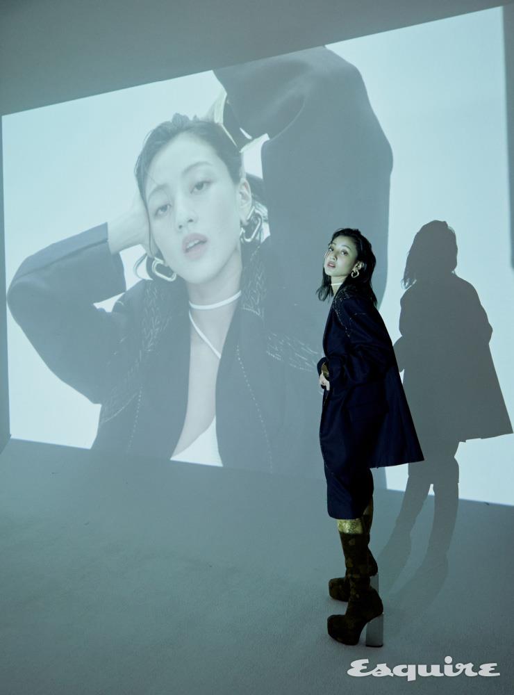 오버사이즈 재킷, 플라워 패턴 롱부츠, 골드 뱅글 모두 드리스 반 노튼. 언밸런스 화이트 톱 렉토. 네이비 미디스커트, 골드 이어링 페라가모.