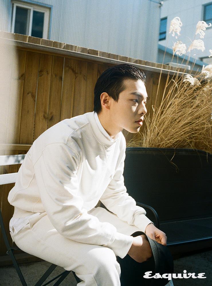 오트밀 컬러 스웨트셔츠, 스웨트팬츠, 화이트 셔츠, 버킷 해트 모두 가격 미정 프라다.