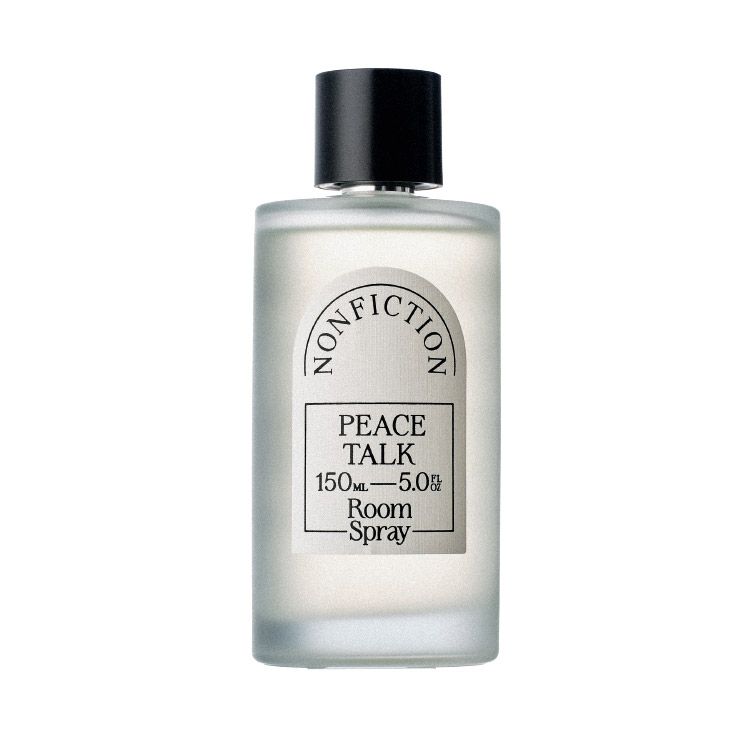 우디 계열 노트로 부드럽고 아늑한 잔향을 남기는 피스 토크 룸 스프레이 150mL/6만5000원 논픽션.