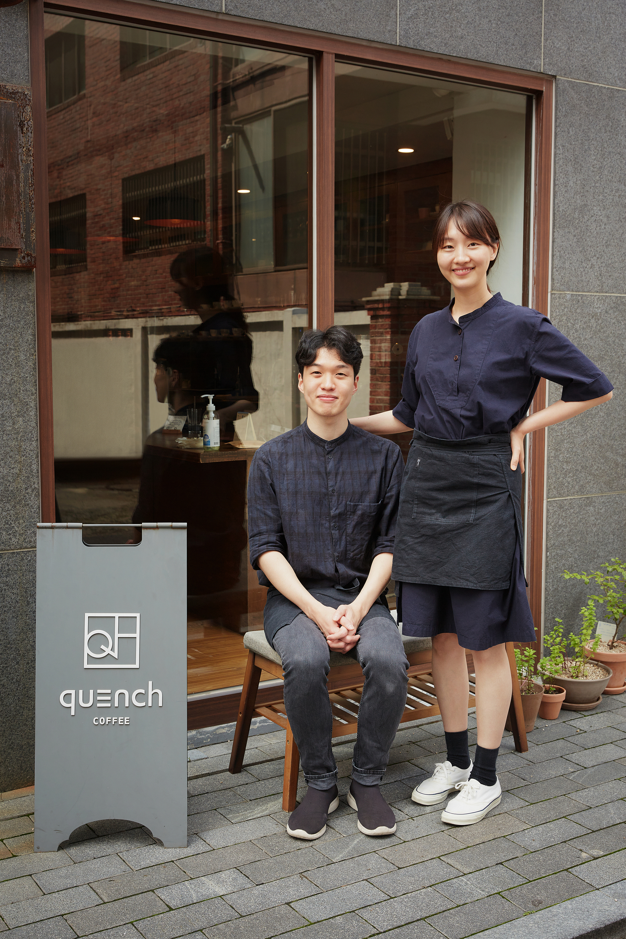 퀜치 커피(왼쪽이 이누림 대표, 오른쪽이 김연우 로스터)