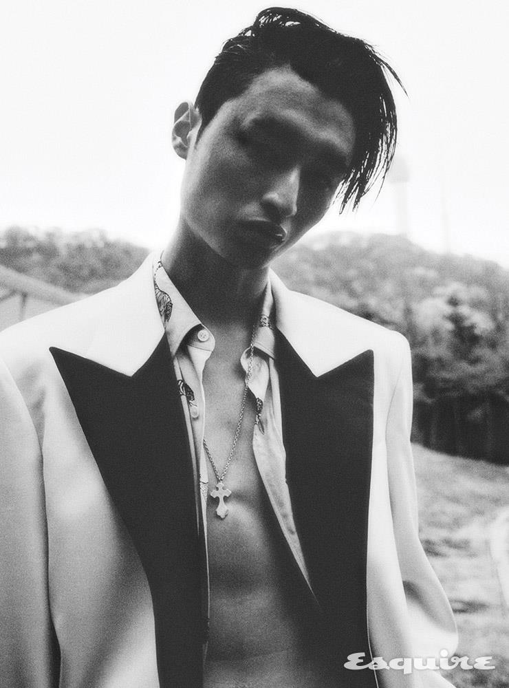 새틴 재킷 가격 미정 아미. 언밸런스 셔츠, 네크리스 모두 가격 미정 셀린느 옴므 by 에디 슬리먼.