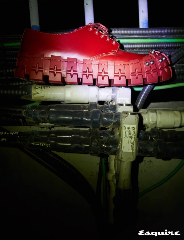 프랑켄슈타인을 연상시키는 청키하고 기괴한 신발. 투박한 나사 장식이 대담하다. 가격 미정 프라다.