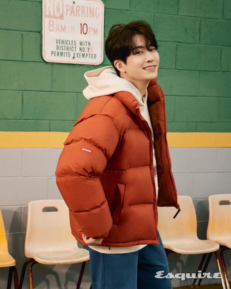 오렌지 컬러 푸퍼 재킷, 오트밀 후디 모두 커버낫