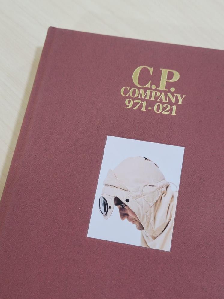 C.P. 컴퍼니의 브랜드 스토리가 담겼다. 영문이지만 사진만 슥슥 넘겨봐도 재미있다.