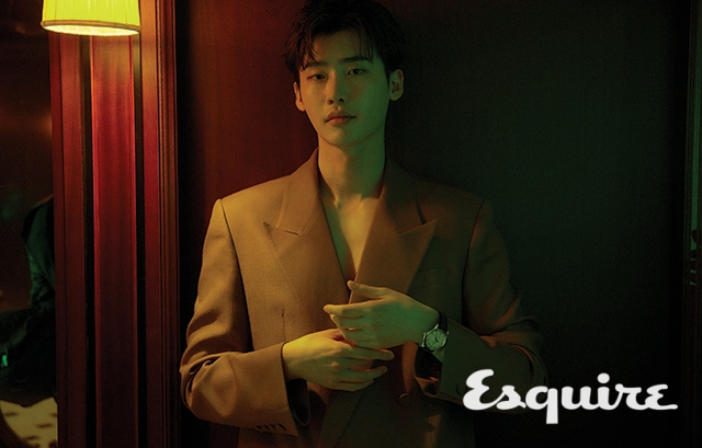 씨마스터 컬렉션 70주년을 기념하는 시계로 씨마스터 최초 모델을 복각한 오메가 씨마스터 1948 리미티드 에디션. 재킷 김서룡.