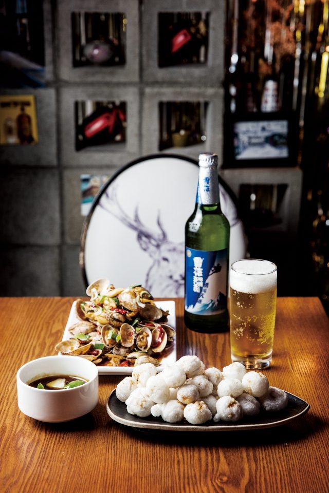 최근 유행하는 차이니스 바 중 드물게 중식 셰프가 운영하는 란콰이진은 국내에서 접하기 힘든 중국 국민 맥주 설화와 기본기가 탄탄한 중식 요리를 맛볼 수 있는 곳이다.