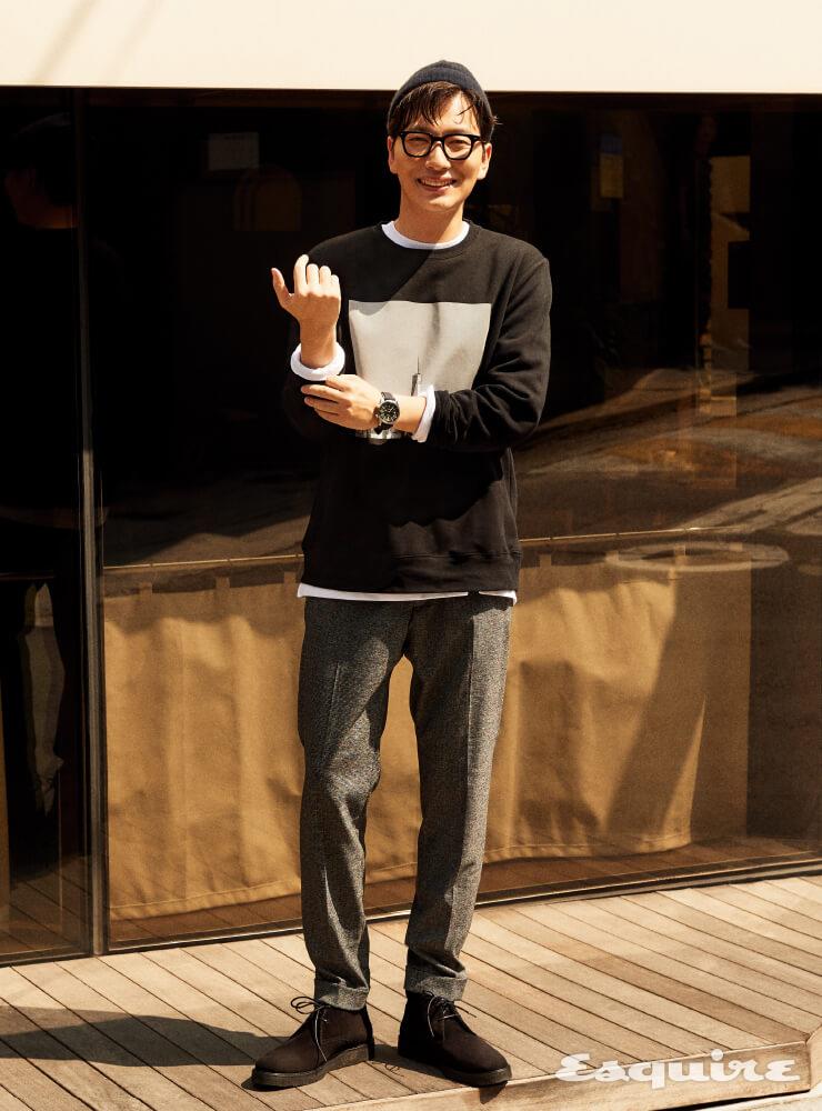 스웨트셔츠, 티셔츠, 팬츠, 부츠, 비니 모두 H&M.