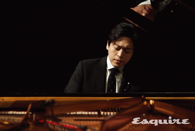 서소문성지 역사박물관 B3 콘솔레이션 홀에서 연주 중인 김선욱. 화이트 골드, 오닉스, 에메랄드, 브릴리언트 컷 다이아몬드가 세팅된 팬더 드 까르띠에 브로치 까르띠에.