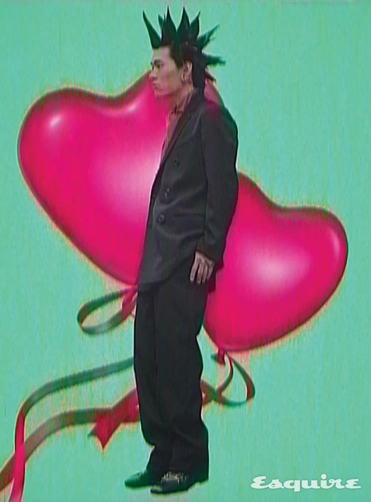 더블브레스티드 재킷, 풀오버 셔츠, 팬츠 모두 가격 미정 에르메스. 버클 장식 부츠 가격 미정 생 로랑 by 안토니 바카렐로. 트위스트 링 이어커프 2개 세트 22만원 포트레이트 리포트. 피어싱 모델 소장품.
