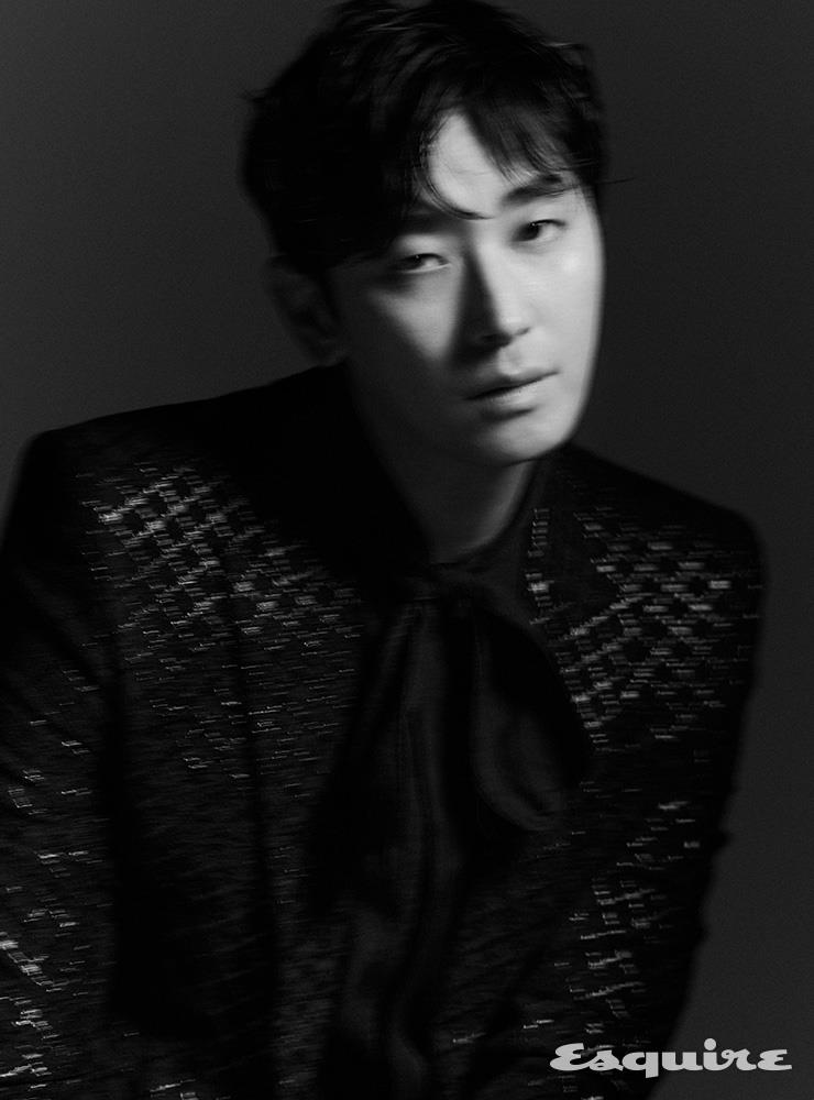 다이아몬드 라메 셔닐 소재의 스퀘어 컷 롱 재킷, 캐스케이드 실크 소재 셔츠 모두 생 로랑 by 안토니 바카렐로.