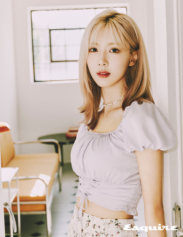 블라우스, 스커트 모두 낫유어로즈, 부츠 레이첼 콕스, 네크리스 스타일리스트 소장품.
