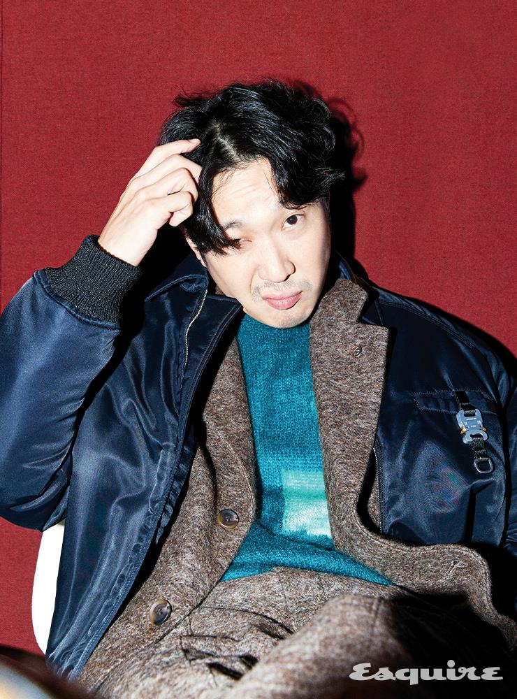 블랙 봄버 재킷 1017 알릭스 9SM. 브라운 모헤어 재킷과 팬츠 어나더유스. 그린 니트 이자벨마랑 옴므.