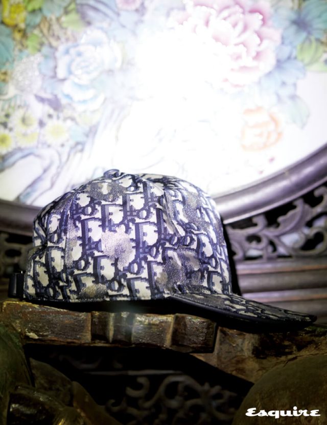 디올 오블리크 패턴과 레오파드 프린트가 장난스럽게 뒤섞인 메탈릭 캡. 가격 미정 디올 맨.