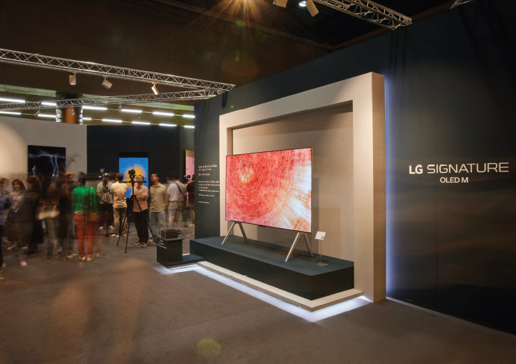 프리즈 서울 2023에 설치된 LG전자 올레드 부스의 전경. 오른쪽에 보이는 작품이 그래픽 스튜디오 버스데이가 디지털라이징한 ‘14-III-72 #223’. 가장 왼쪽이 김대환 작가가 디지털라이징한 ‘Duet 22-Ⅳ-74 #331’, 가운데 보이는 파란 배경의 작품이 안마노 작가가 디지털라이징한 십자구도 작품 ‘7-VI-69 #65’이다.