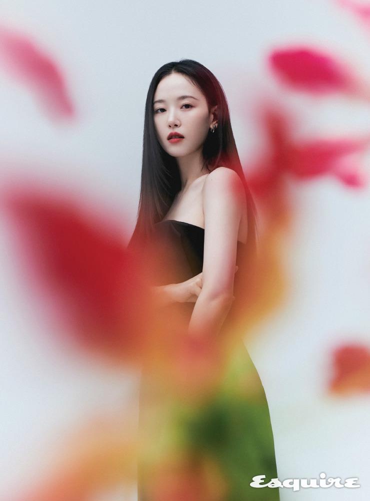 블랙 점프슈트 로에베. 이어커프 르이에. 이어링 센티멍.