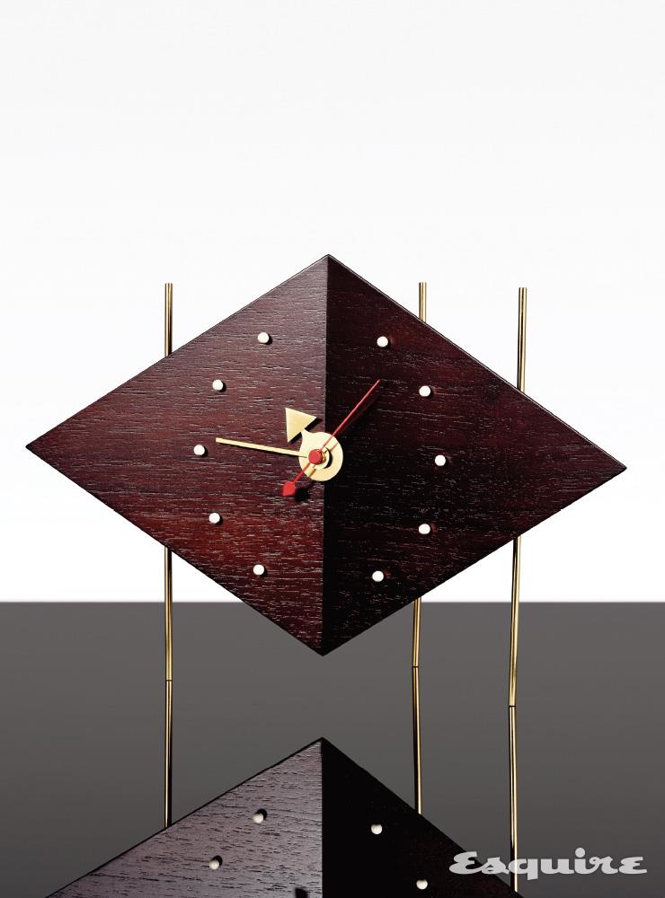 VITRA. 입체적인 다이아몬드 형태가 특징. 20세기 중반 미국 모더니즘을 대표하는 조지 넬슨(George Nelson)이 디자인했고, 우드 & 브라스 소재의 고급스러운 조합이 돋보인다. 가로 26.5cm, 높이 17cm. 다이아몬드 클락 82만원 비트라 by 루밍.