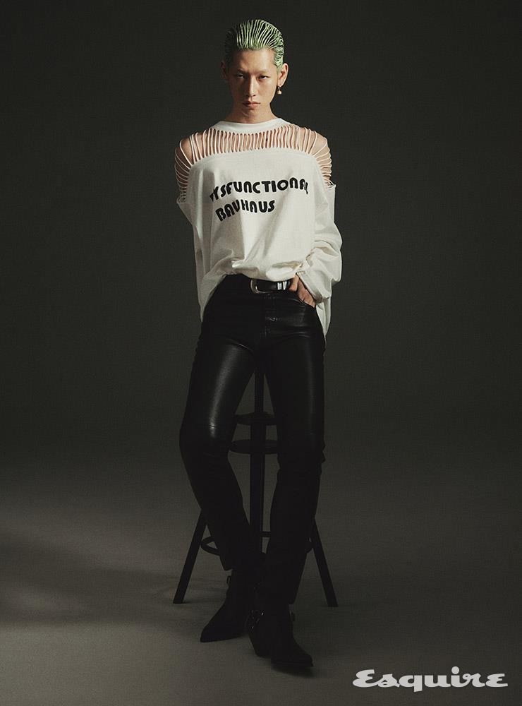 디스펑셔널 바우하우스 컷아웃 티셔츠, 슬림 레더 팬츠, 더블 버클 지퍼 부츠, 웨스턴 벨트, 마이용 트리옹프 큐브 이어링 모두 가격 미정 셀린느 옴므 by 에디 슬리먼.