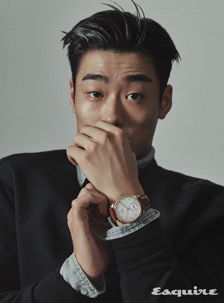 크루넥 스웨터 2백만원대 로로피아나. 샴브레이 셔츠 19만9천원 폴로 랄프 로렌. 포르투기저 오토매틱 40 2천60만원 IWC.