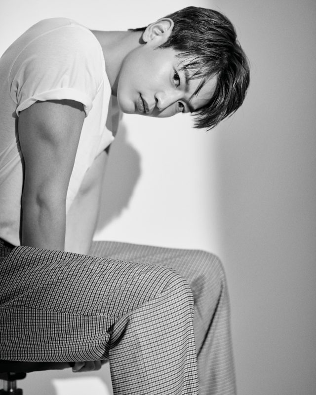 화이트 티셔츠 발망. 체크 바지 비욘드클로젯.