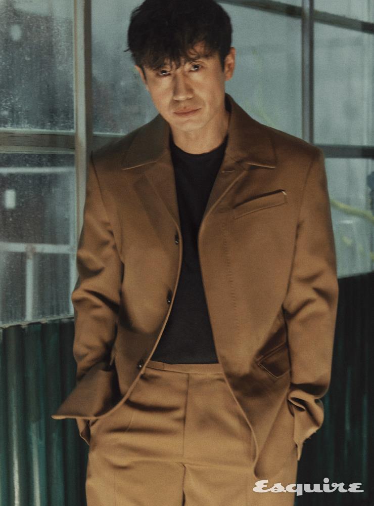 브라운 재킷, 브라운 팬츠 모두 벨루티. 블랙 티셔츠 코스.