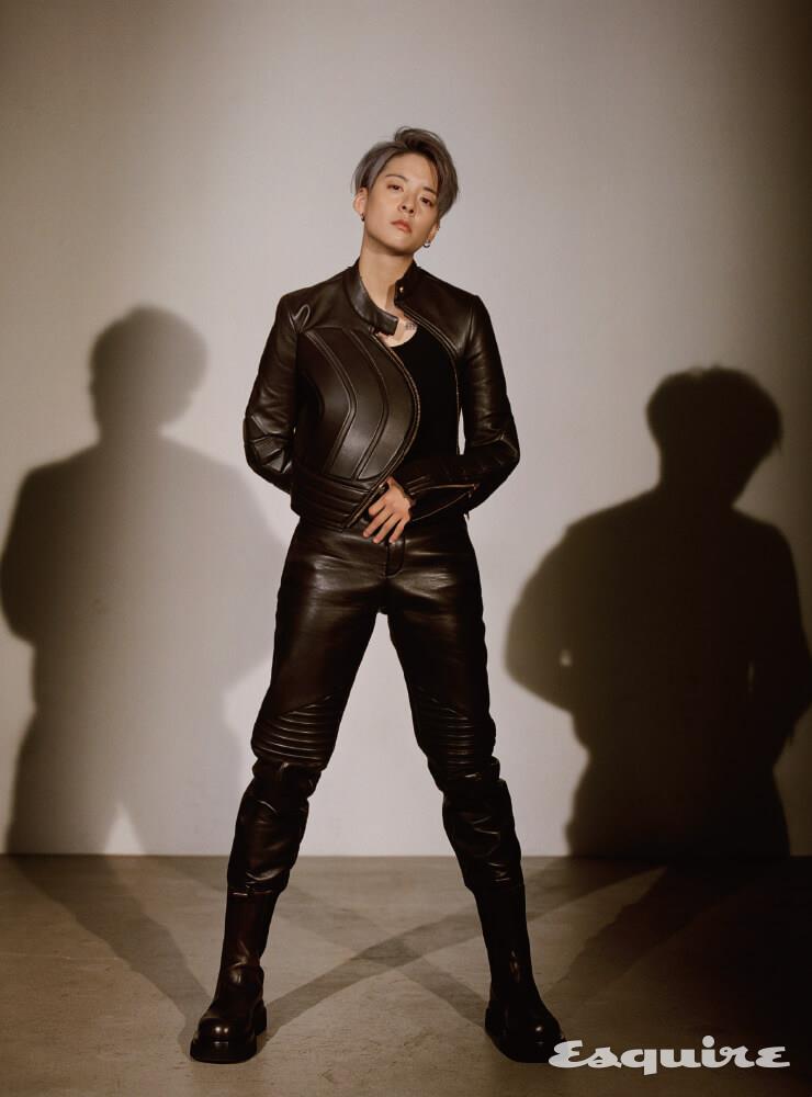 재킷, 팬츠, 부츠 모두 보테가 베네타.