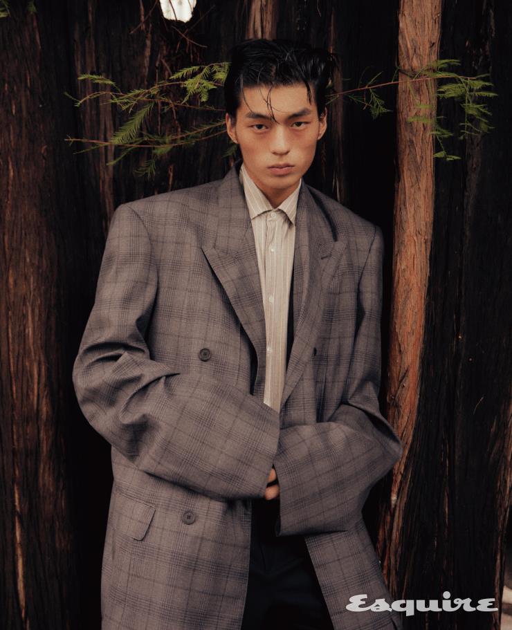 재킷 가격 미정 발렌시아가. 셔츠, 로퍼 모두 가격 미정 셀린느 옴므. 팬츠 가격 미정 펜디.