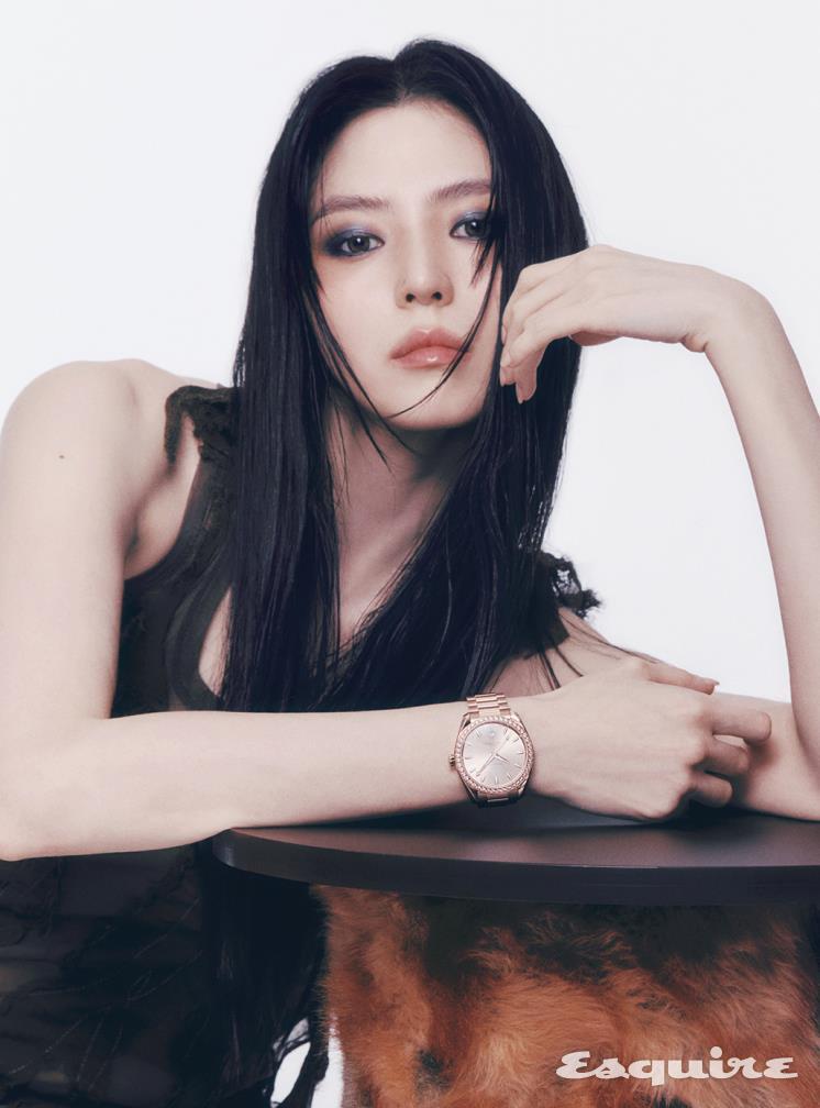 세드나 ™ 골드 케이스와 브레이슬릿, 다이아몬드 세팅 베젤로 우아함을 강조한 씨마스터 아쿠아 테라 150M 쉐이드 오메가. 시스루 드레스 아크네 스튜디오.