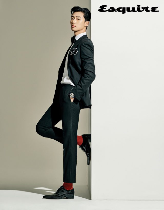 독특한 오프 센터 다이얼의 44.8mm 스타 레거시 뤼섹 크로노그래프 워치 몽블랑. 턱시도 슈트 마크론슨. 셔츠, 양말 모두 스타일리스트 소장품. 구두 디스퀘어드2. 보타이, 포켓스퀘어 모두 톰 포드.