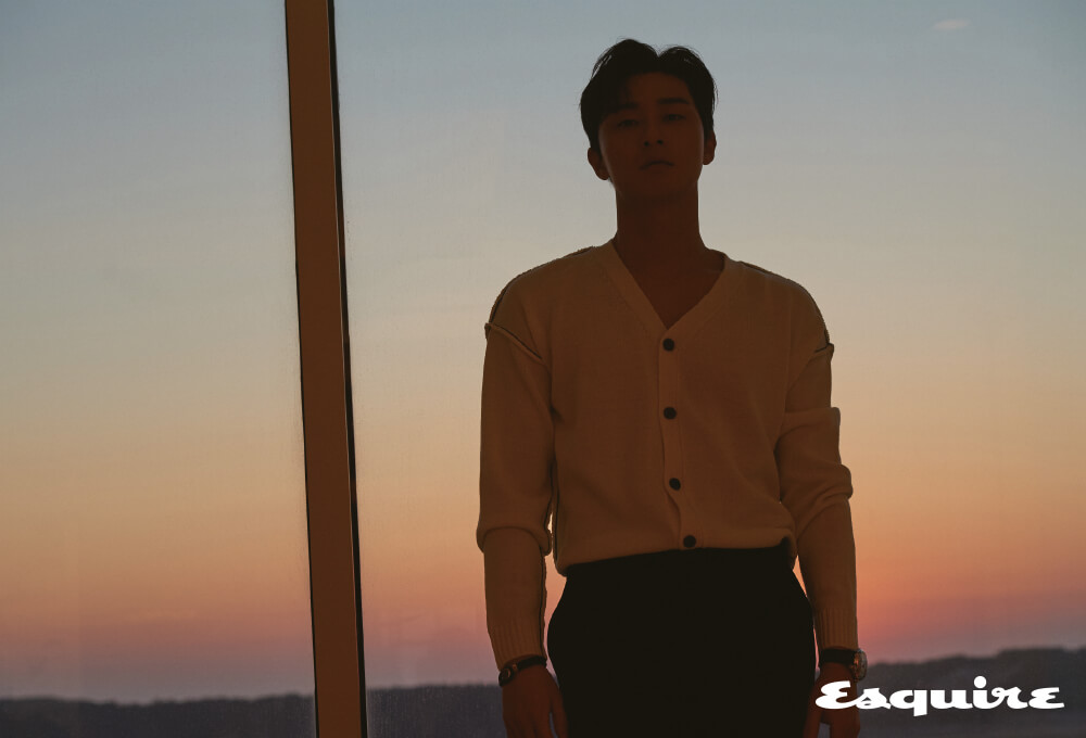 독특한 오프 센터 아워 서클과 크로노그래프로 구성된 ‘스타 레거시 니콜라스 뤼섹 크로노그래프’ 995만원, 브라질 국기에서 영감을 받은 검은색 우븐 가죽 소재의 ‘어번 스피릿 메트로폴리탄 컬렉션 브레이슬릿’ 45만원 모두 몽블랑. 카디건 토니웩. 바지 르메르.