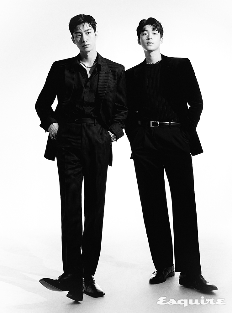 <강민> 벨벳 재킷 스타일리스트 개인 소장품, 이너 노이어, 팬츠, 벨트 스타일리스트 개인 소장품, 목걸이 블랙퍼플, 슈즈 레드미티어 <우현> 슈트 8 by 육스, 셔츠 누아클레, 신발 후망, 목걸이, 반지 센티멍