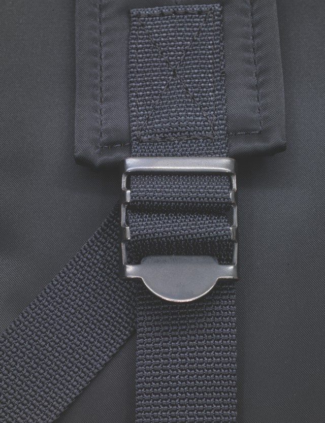 포터는 백팩의 힌지까지도 공을 들였다. 검은색 코팅이 벗겨지면 멋진 황동색으로 바랜다.