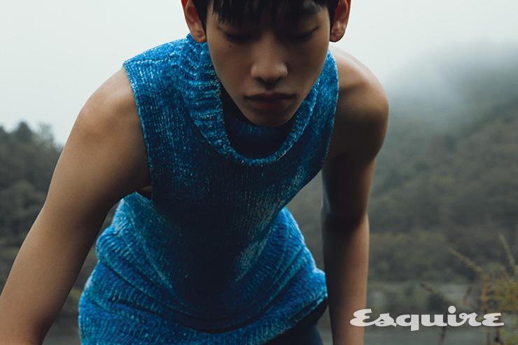 블루 벨벳 터틀넥 슬리브리스 120만원 로에베.