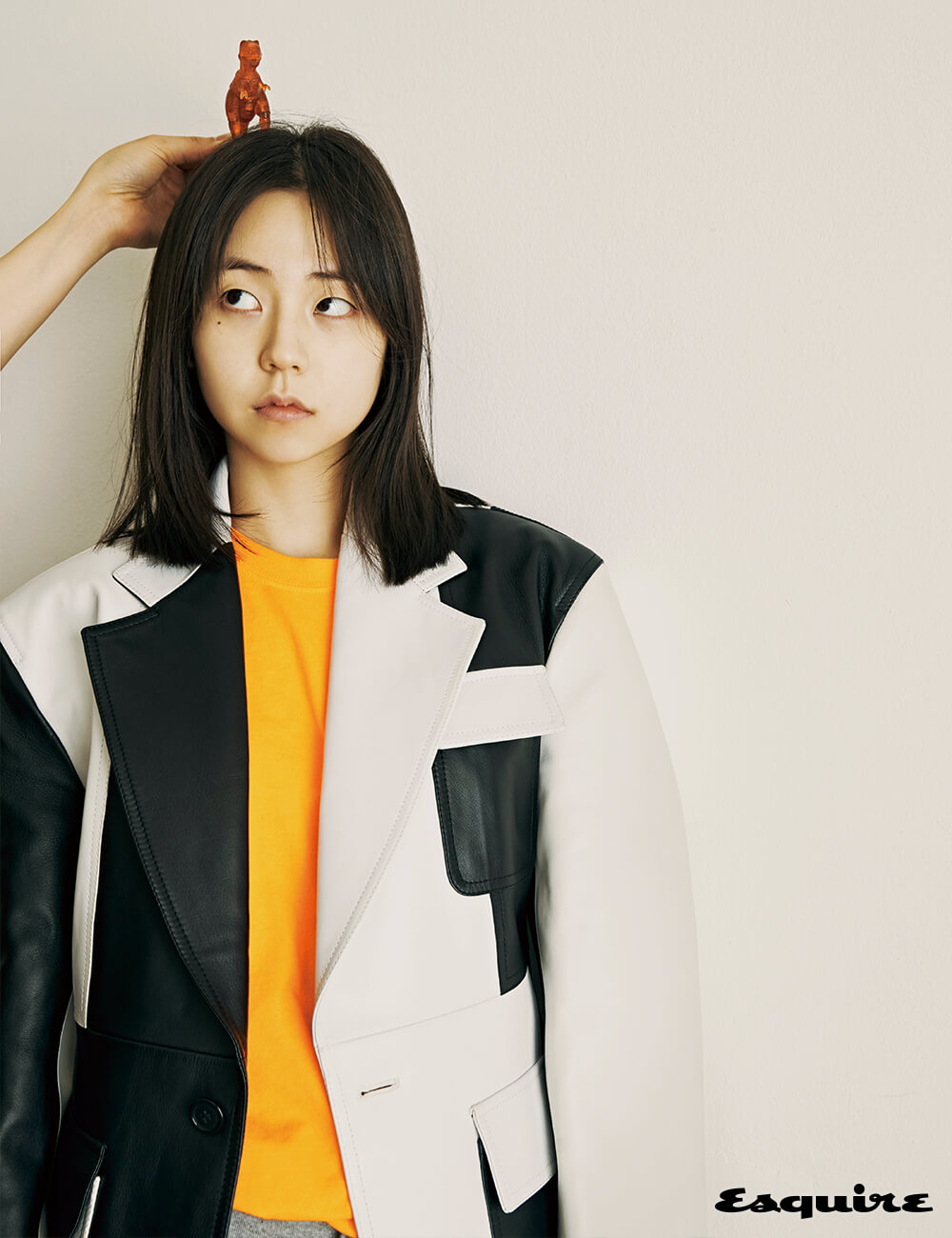 가죽 재킷 <strong>셀린느.</strong> 티셔츠 <strong>데이브 뉴욕</strong>. 트레이닝 팬츠 <strong>나이키</strong>.