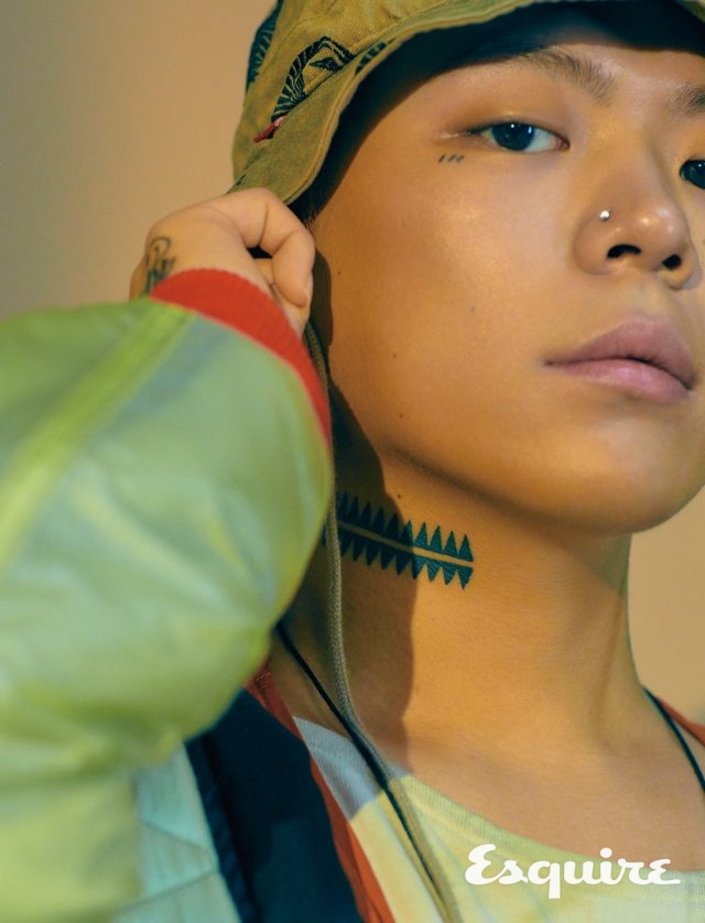 점퍼 줄리앙 데이비드. 조끼 네임. 티셔츠 논디스클로즈. 모자 슈프림 × 사스콰치패브릭스.