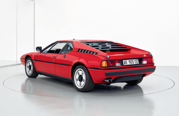 1979년에 출시한 미드십 엔진의 BMW M1. 유리섬유 차체를 바탕으로 트랙 경주용 차로 개발했다. 단 453대만 제작해 희귀하다.