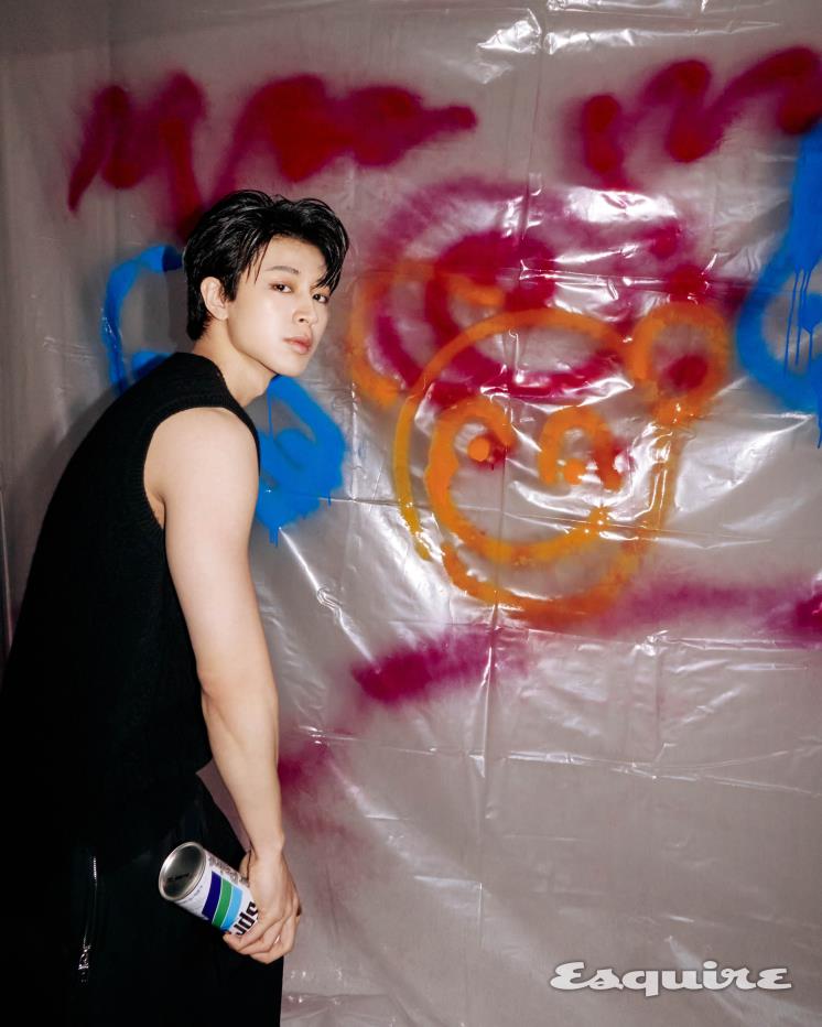 니트 슬리브리스톱, 트랙 와이드 팬츠 모두 펜디.