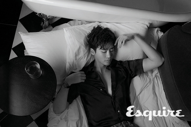 티타늄과 탄탈룸, 세드나 골드 소재를 조합한 오메가 씨마스터 다이버 300M 리미티드 에디션. 재킷 김서룡.