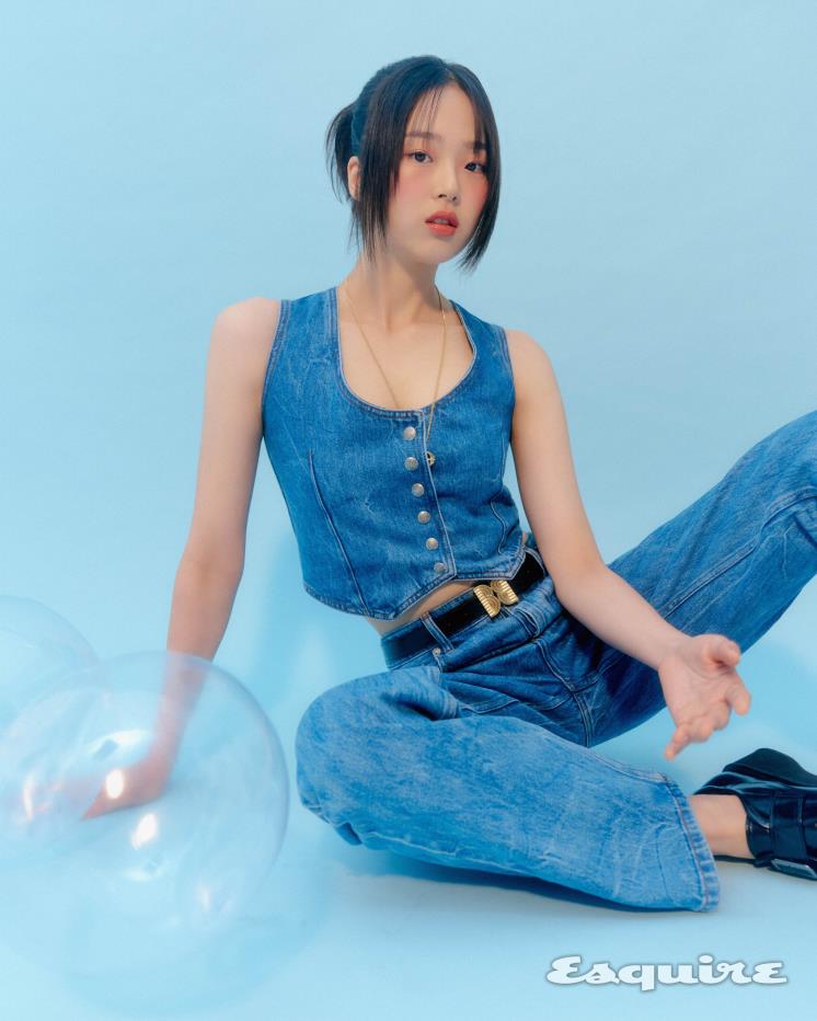 데님 셋업, 벨트 모두 잉크. 슈즈 렉켄. 네크리스 러벰버.