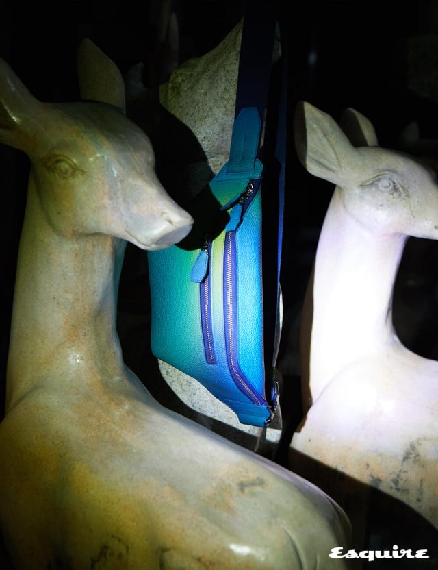 라임색부터 깊은 밤의 푸른색까지 다양한 색의 스펙트럼을 보여준다. 토고 송아지 가죽 소재의 시티슬라이드 크로스 코스모스 백. 가격 미정 에르메스.