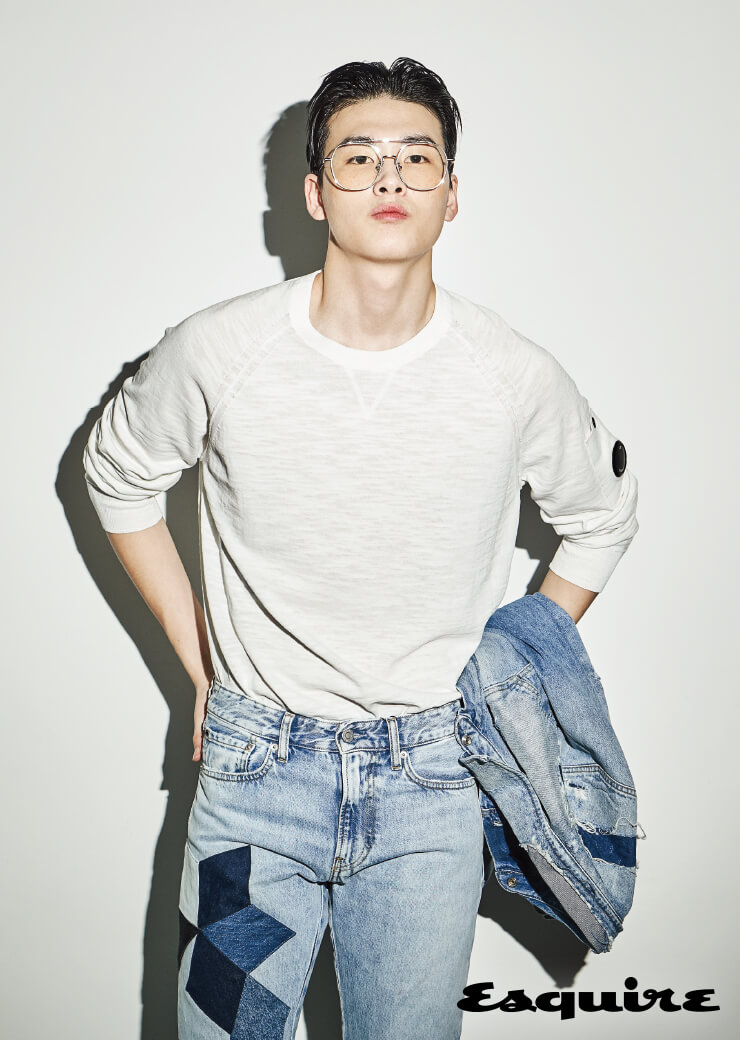 데님 재킷, 팬츠 모두 가격 미정 캘빈클라인 진. 흰색 니트 톱 31만9000원 C.P.컴퍼니. 안경 가격 미정 젠틀몬스터. 