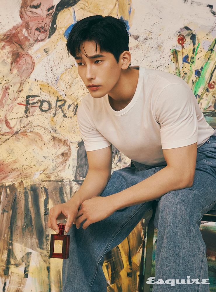 시선을 사로잡는 투명한 레드 컬러 보틀의 ‘코튼 키스’ 5만5000원 포맨트. 티셔츠 코스, 데님 점프슈트 인스턴트 펑크.