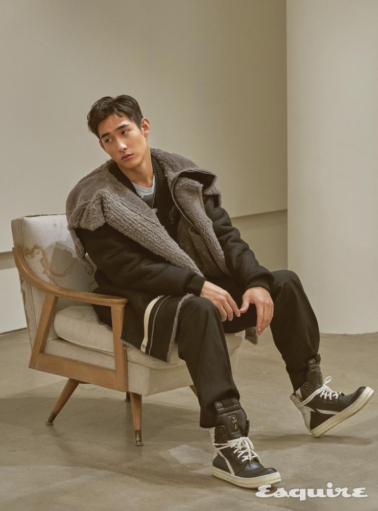 무통 재킷 980만원대 릭 오웬스 by 10 꼬르소 꼬모. 카디건, 티셔츠 모두 가격 미정 발망. 팬츠 스타일리스트 소장품. 하이톱 스니커즈, 목걸이 모두 가격 미정 크롬하츠. 