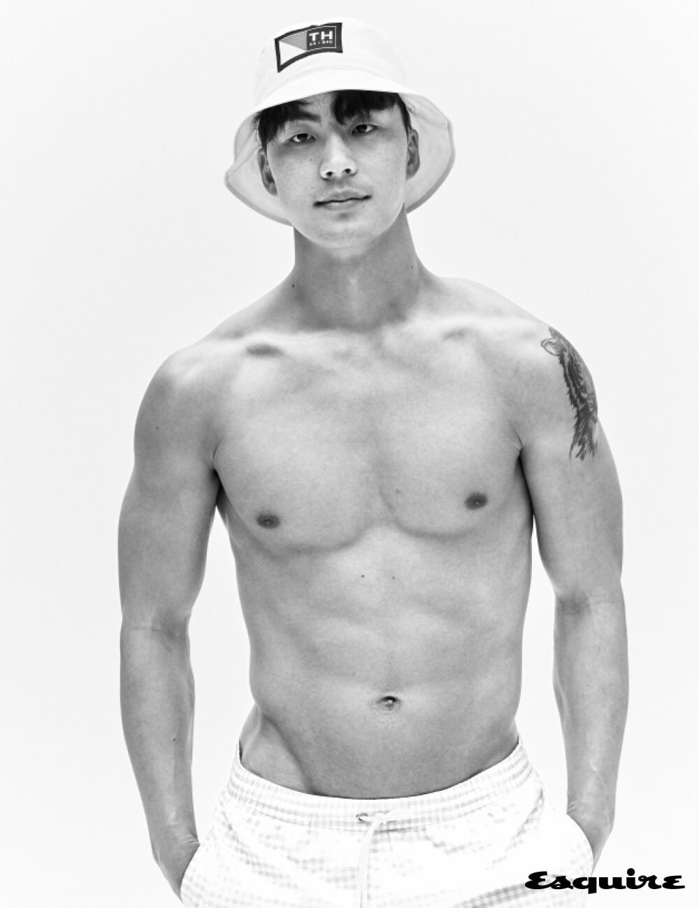 버킷 해트 <strong>타미 힐피거</strong>. 쇼츠 <strong>라코스테</strong>.