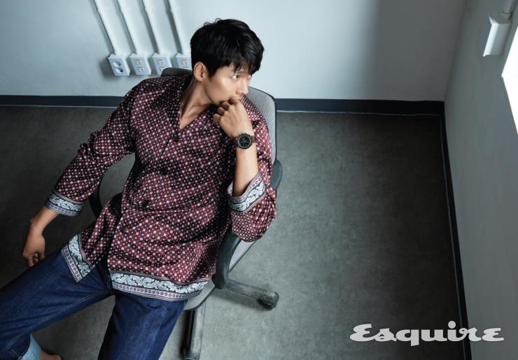 30분 카운터, 12시간 카운터 및 스몰 세컨즈 서브 다이얼을 탑재한 스테인리스스틸 케이스 & 가죽 스트랩 버전의 스피드마스터 문워치 프로페셔널 크로노그래프.