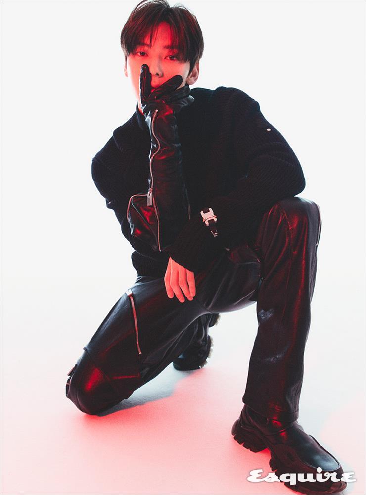 헤비 케이블 터틀넥 스웨터 145만원, 지퍼와 메탈 장식이 특징인 양가죽 팬츠 367만원, 레더 장갑 가격 미정, 인더스트리얼한 브레이슬릿 28만원, 볼드한 첼시 부츠 109만원 모두 6 몽클레르 1017 알릭스 9SM.